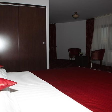 Hotel Royal 2 Urziceni Kültér fotó