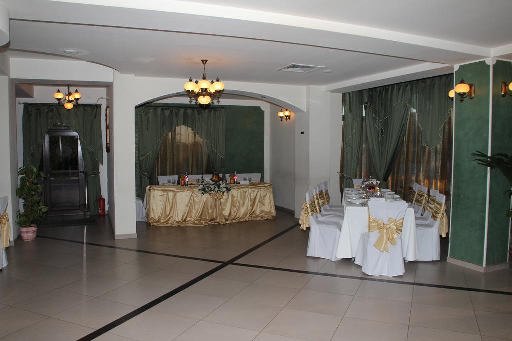 Hotel Royal 2 Urziceni Kültér fotó