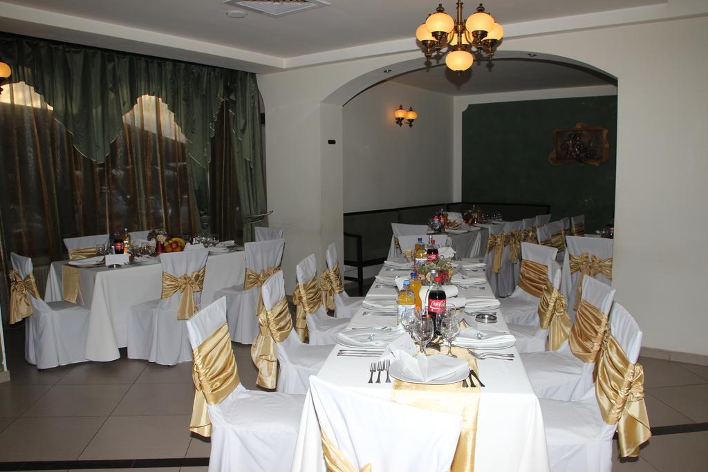 Hotel Royal 2 Urziceni Kültér fotó